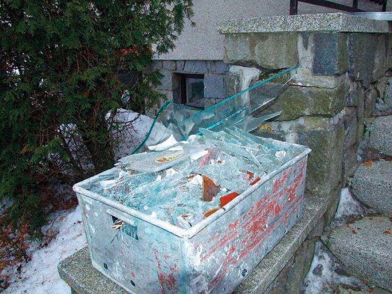 Rodina a ti, kteří jí přišli na pomoc, ani nestíhali z domku vynášet střepy. Okna praskala ohromnou rychlostí.