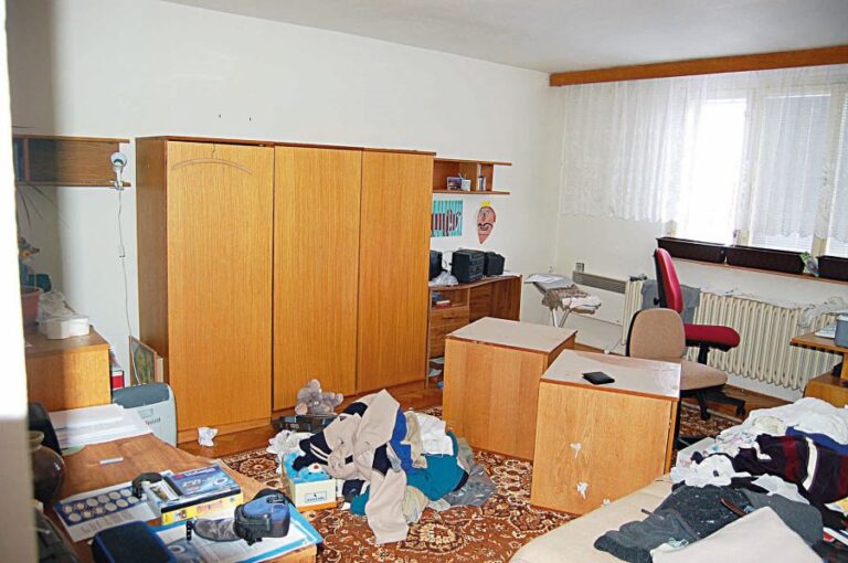 Neznámé síly v domku v Bobrové přes noc napáchaly doslova spoušť.