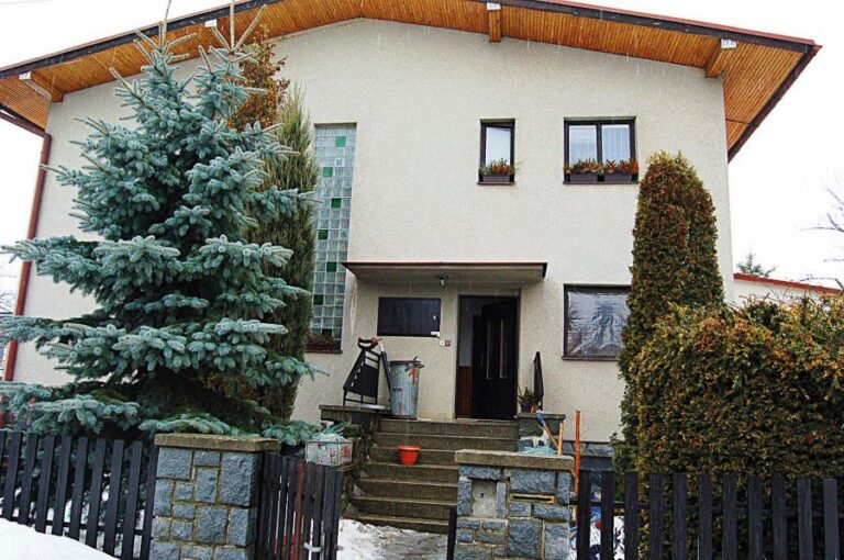 Oči všech se upírají k domu č. p. 262, kde v té době žije rodina Svobodových a zřejmě také jejich nezvaný neviditelný host.