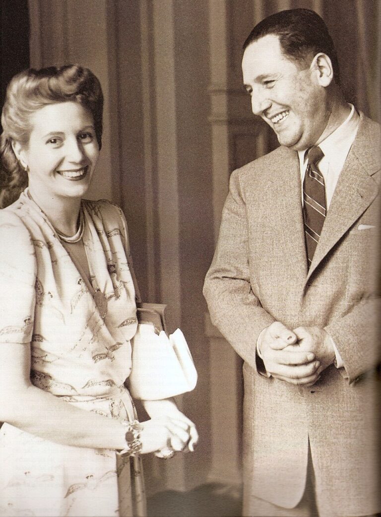 Setkání Evity s Juanem Perónem v roce 1944 odstartovalo vztah, který ji během několika let přivedl až do role argentinské první dámy. Fotografie Evity s Perónem dobře ilustruje její rychlý vzestup od herečky k jedné z nejvýznamnějších postav Argentiny.