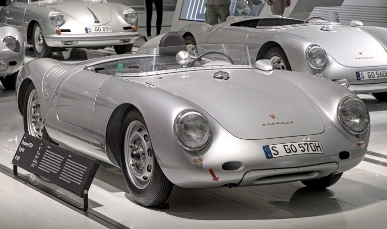 Porsche 550 a k tomu sluneční záře a trocha nepozornosti. To by stačilo. Ale co když sporťák prokletý?