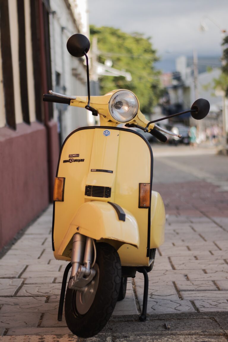 Je moped prokletý? Nebo spíše nebohá rodina, která přijde totožným způsobem hned o dva své členy? Otázkou ale zůstává, zda se příběh vůbec stal...