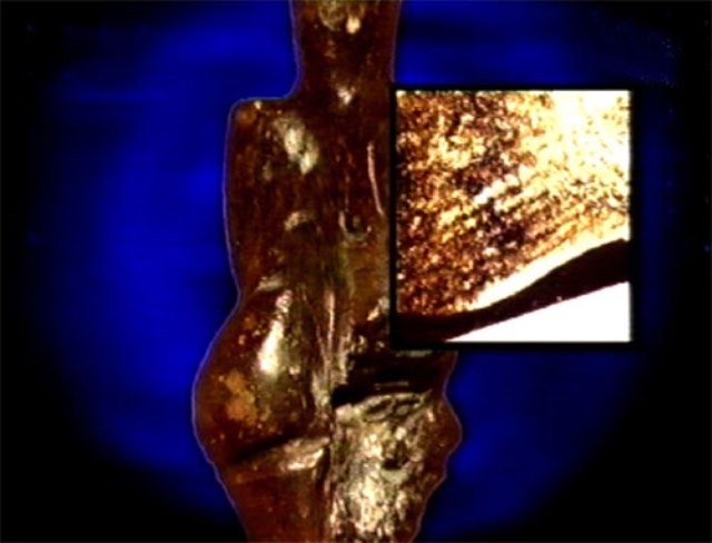 Na hýždích sošky byl nalezen otisk prstu asi desetiletého dítěte.